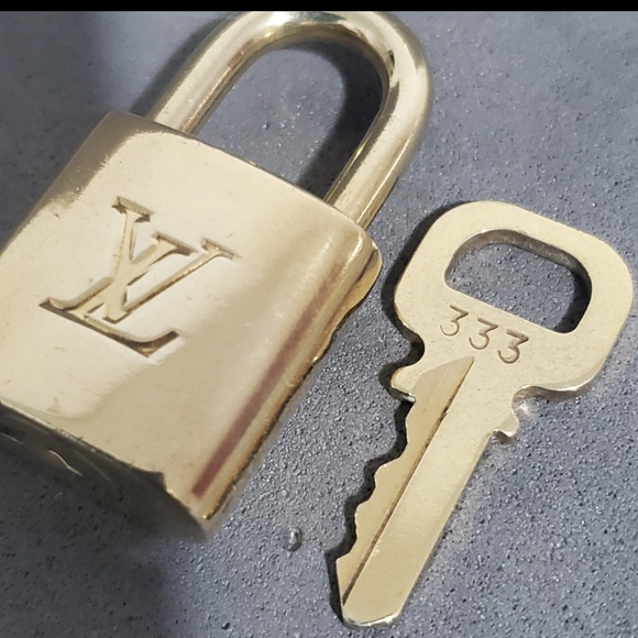 #333 Authentic LOUIS VUITTON Lock Key Set Padlock Brass Polished Chain Necklace - Picture 4 of 9